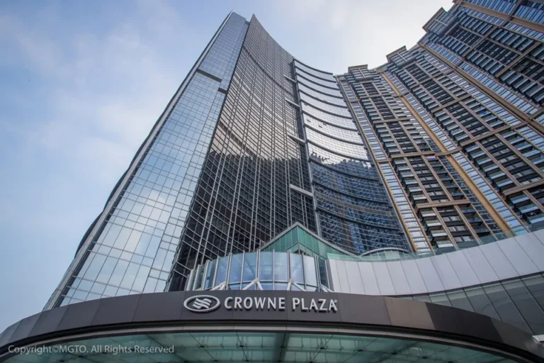 皇冠博彩品牌起源与历史背景图示