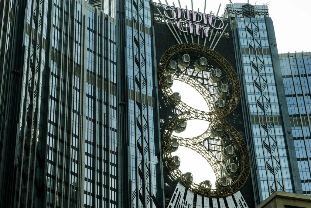 皇冠体育app的移动界面截图,显示了其流畅的界面和实时比分推送功能。
